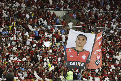 Hình ảnh một cầu thủ trẻ xấu xố của Flamengo trên khán đài  khiến Alisson nhói lòng