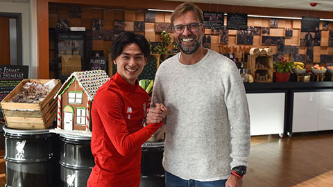 Minamino có mặt tại Liverpool, háo hức chào đồng đội mới