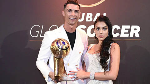 Bạn gái Ronaldo khiến mạng xã hội dậy sóng ngày đón năm mới 2020