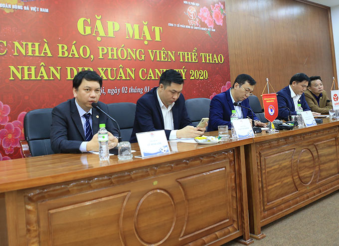 Tổng thư ký VFF - Lê Hoài Anh giải đáp một số thắc mắc của các phóng viên 