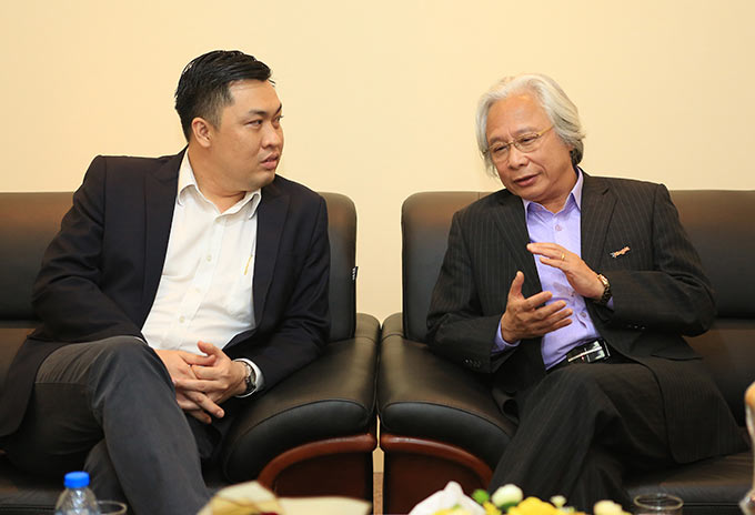 Tổng biên tập Nguyễn Văn Phú trao đổi về hoạt động tòa soạn báo Bóng đá với Phó Chủ tịch Cao Văn Chóng
