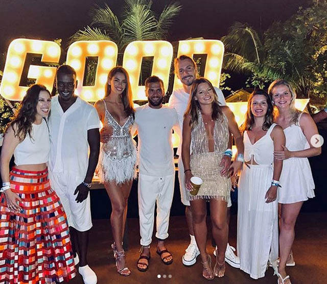 Ở Brazil xa xôi, hậu vệ cánh kỳ cựu Dani Alves đón năm mới bên cạnh cô vợ siêu mẫu và bạn bè thân thiết