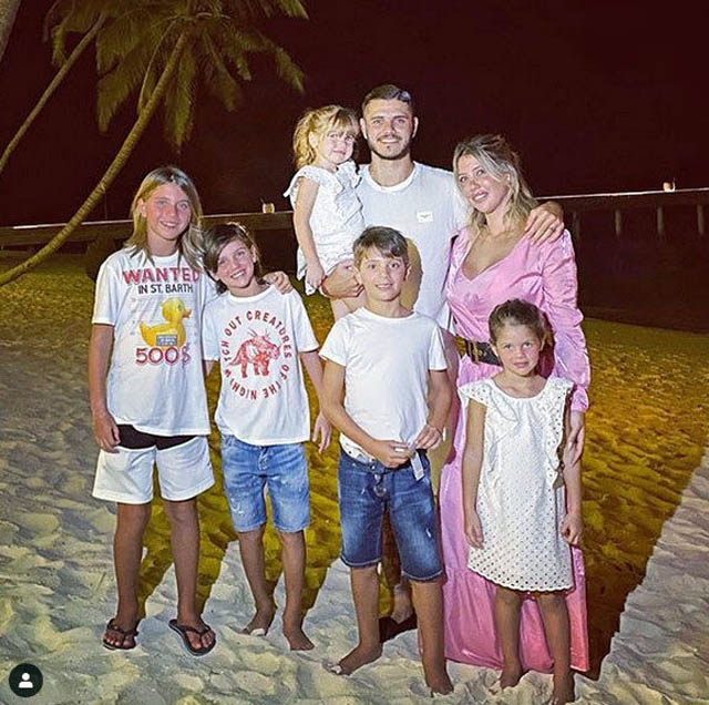 Gia đình đông đúc của tiền đạo Mauro Icardi (PSG). Ngoài con chung giữa anh và Wanda Nara thì còn có con riêng giữa cô nàng này và người chồng cũ Maxi Lopez