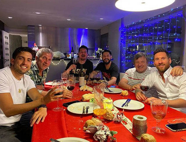 Siêu sao Lionel Messi (Barcelona) đón năm mới bên bàn tiệc với bạn bè và người thân