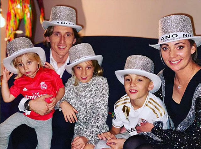 Tiền vệ Luka Modric (Real Madrid) cùng vợ và 3 con cùng đội mũ chóp cao để đi đón năm mới