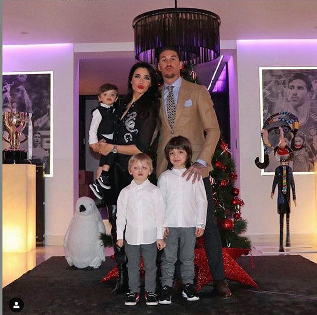 Gia đình thủ quân Sergio Ramos (Real Madrid) ăn vận chỉnh tề khi đi "bão"