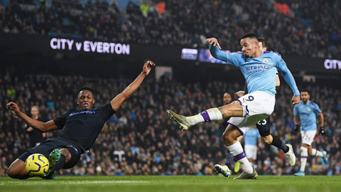 Gabriel Jesus vung chân ghi bàn thắng thứ 2 vào lưới Everton