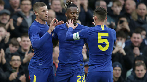 Fan Chelsea cạn lời với màn tàng hình của Batshuayi Fan Chelsea cạn lời với màn tàng hình của Batshuayi