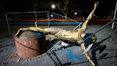 Bị cưa chân, tượng Ibrahimovic đổ sụp