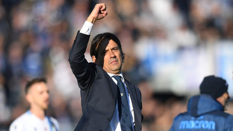 HLV Inzaghi ăn mừng chiến thắng cùng các học trò sau chiến thắng trước Brescia