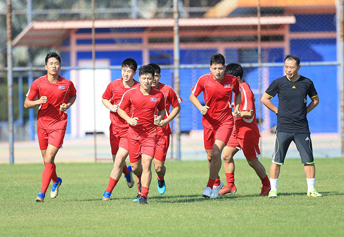 U23 Triều Tiên cảm thấy "khó ở" với thời tiết nắng nóng ở Buriram - Ảnh:  Minh Tuấn 