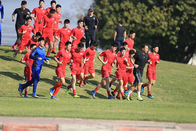 Buổi tập của U23 Triều Tiên vào buổi sáng kéo dài trong hơn 1 tiếng đồng hồ. HLV Ri Yu Il chỉ cho các học trò chạy và chạy trong khoảng thời gian này. 