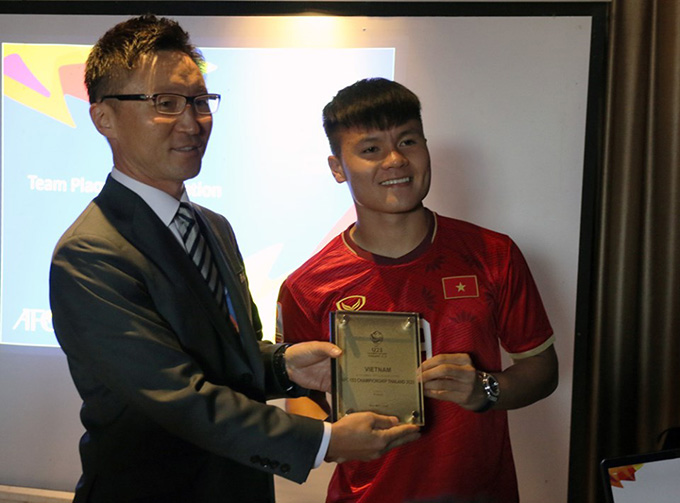 Đại diện AFC trao chứng nhận cho U23 Việt Nam. Ảnh: Nhật Đoàn 