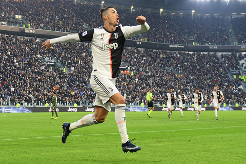 Ronaldo có cú hat-trick đầu tiên ở Serie A