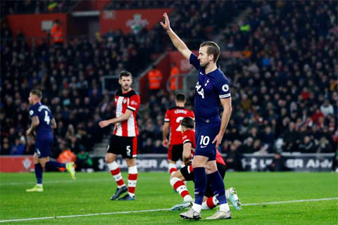 Kane khập khiễng rời sân vì chấn thương ở trận gặp Southampton hôm 1/1