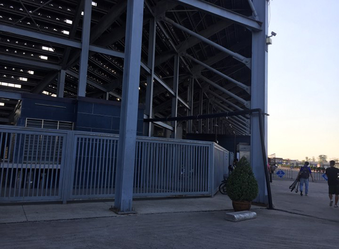 Sân được thiết kế bằng hệ thống “giàn đỡ” là những cột sắt, ít phải sử dụng đến vật liệu xi măng để xây dựng như nhiều sân vận động khác.