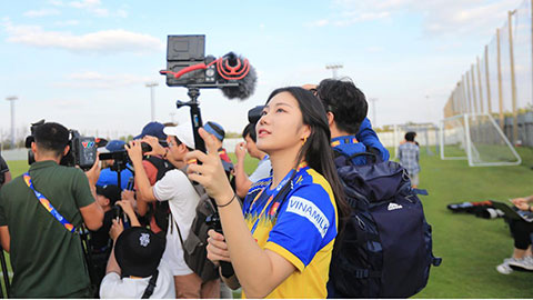 Nữ phóng viên xinh đẹp làm ‘náo loạn’ sân tập U23 Việt Nam