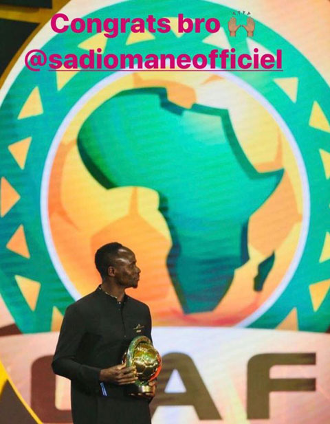 Salah chúc mừng Mane với danh hiệu Cầu thủ xuất sắc nhất châu Phi 2019
