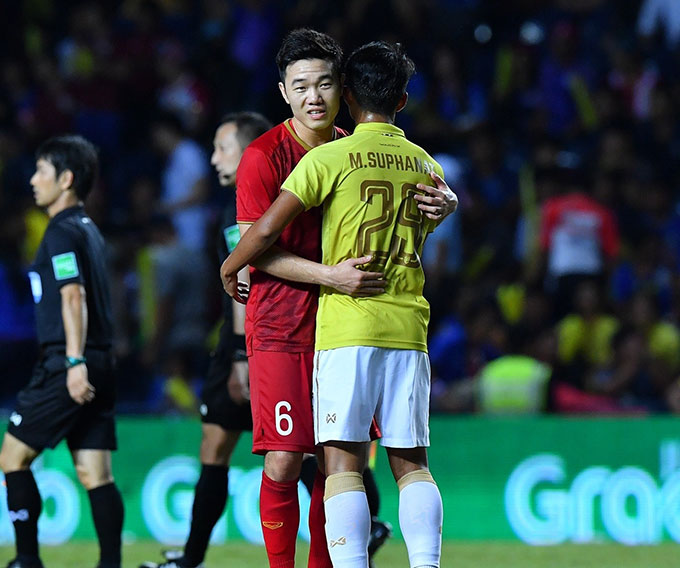 Suphanat ôm lấy Lương Xuân Trường - người đã kiến tạo giúp anh có bàn thắng kỷ lục ở AFC Champions League