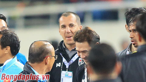 Thái Lan cho thôi việc HLV thủ môn từng khiêu khích ông Park Hang Seo