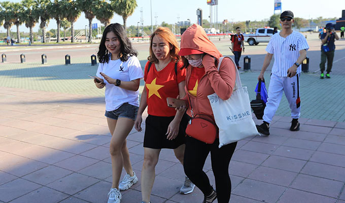 CĐV Việt Nam bắt đầu kéo tới sân Chang Arena - Ảnh: Minh Tuấn 