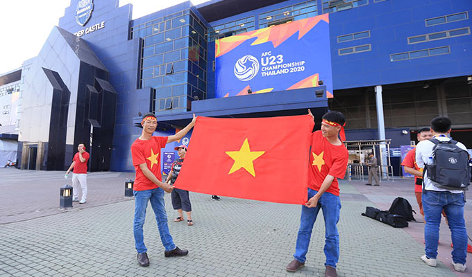 Quốc kỳ Việt Nam được các CĐV giương lên ở bên ngoài sân Chang Arena - Ảnh: Minh Tuấn 