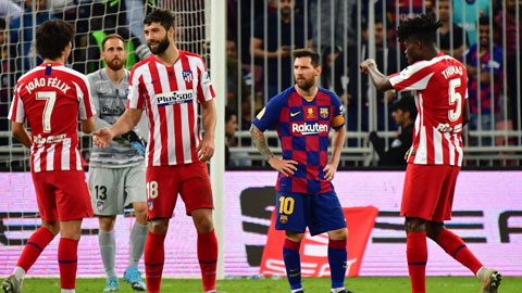 Messi thất thần chứng kiến các cầu thủ Atletico ăn mừng vé chung kết Siêu Cúp Tây Ban Nha