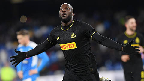 Thủ môn Napoli chấn thương tay vì chặn cú sút 111 km/giờ của Lukaku