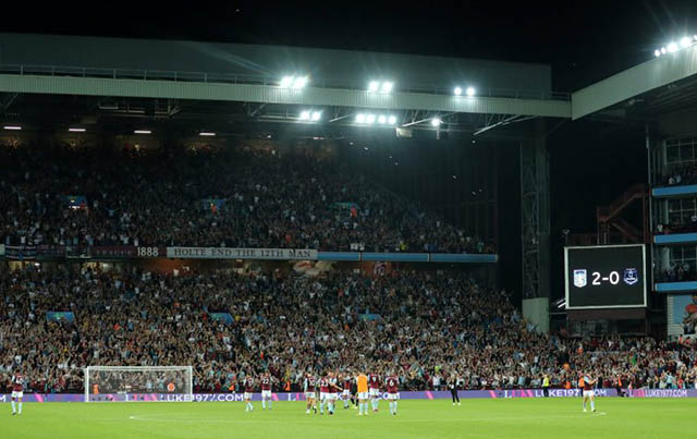 10. Aston Villa - Sức chứa: 42.682 - Trung bình:  41.703 - Tỷ lệ: 97,7%