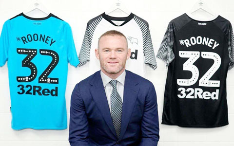 Rooney mặc áo số 32 để quảng bá cho nhà tài trợ 32 Red của Derby