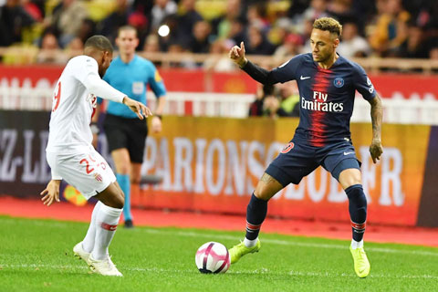 Ở thời điểm hiện tại, PSG của Neymar (phải) quá mạnh so với Monaco