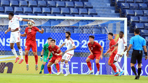 Hàng thủ U23 Việt Nam (áo đỏ) trong trận gặp U23 UAE chưa khiến HLV Park Hang Seo yên tâm	 Ảnh: MINH TUẤN