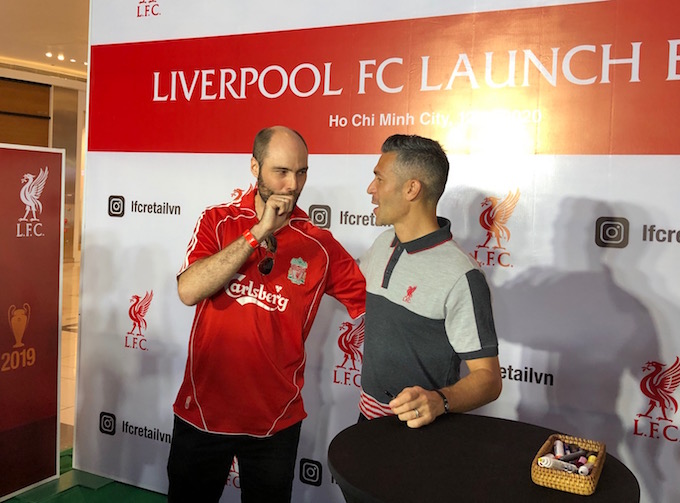 Một fan Liverpool người nước ngoài cũng có mặt tại buổi giao lưu - Ảnh: Tuấn Thành