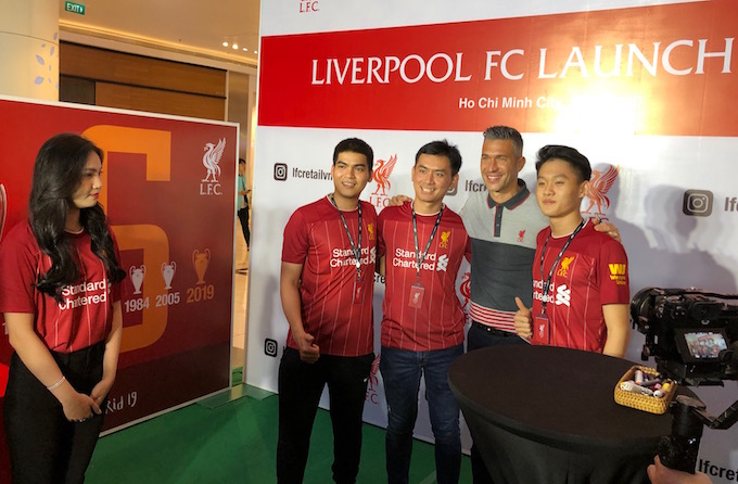 Cựu tiền đạo Liverpool rất thích thú vì không ngờ có rất nhiều fan tại Việt Nam - Ảnh: Tuấn Thành