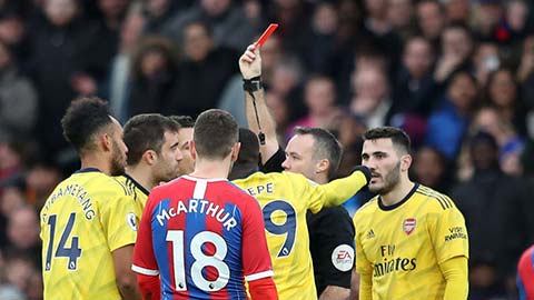 Đồng đội bóng gió Aubameyang nên tự kiểm điểm thay vì trách VAR