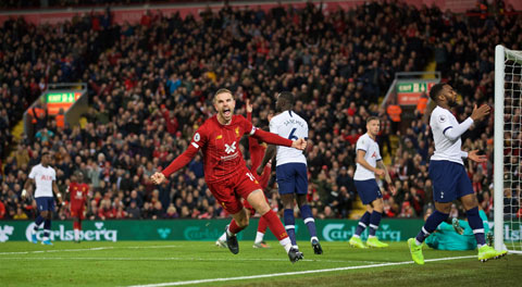 Jordan Henderson  (áo đỏ) luôn thi đấu ổn định, bền bỉ và đóng góp cả những bàn thắng quan trọng vào thành công của Liverpool