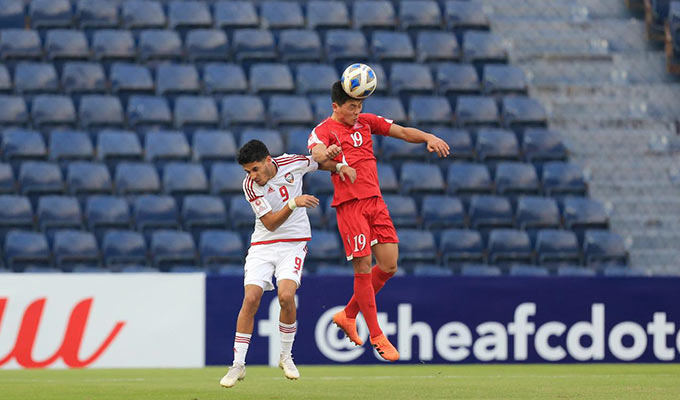 U23 Triều Tiên chơi đầy nỗ lực nhưng không thể ngăn cản sức mạnh của U23 UAE - Ảnh: Minh Tuấn 