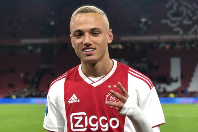 24. Noa Lang (sinh năm 1999 - CLB Ajax): Cầu thủ chạy cánh người Hà Lan mới được đôi lên đội một Ajax vào tháng 9 vừa qua. Tính cho tới lúc này, Lang đã có 9 bàn và 4 kiến tạo sau 18 trận