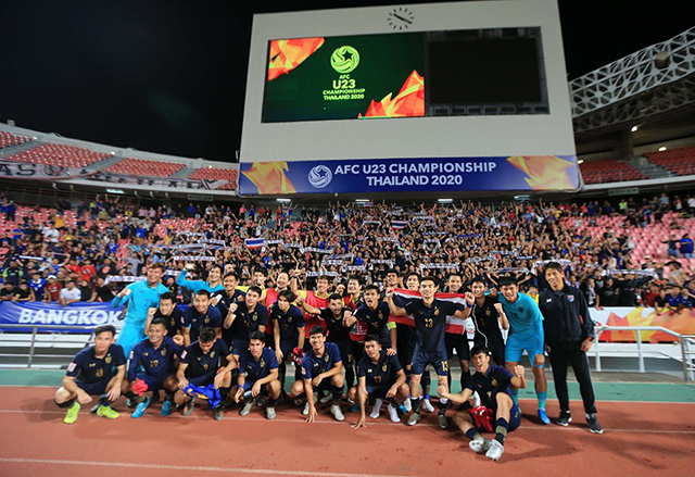Thầy trò Nishino chụp hình kỷ niệm lần đầu lọt vào vòng tứ kết VCK U23 châu Á.