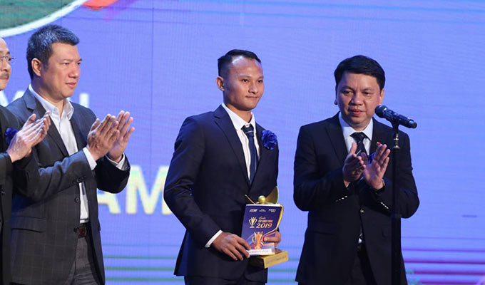 Trọng Hoàng đại diện U22 Việt Nam lên nhận giải "Đội tuyển của năm" Cúp chiến thắng 2019 