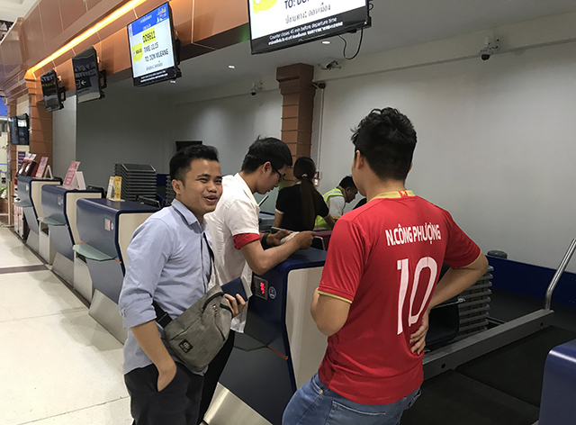Kết thúc 2 trận đấu của U23 Việt Nam tại Buriram, cả hai đáp chuyến bay về Bangkok để tiếp tục hành trình cổ vũ cho U23 Việt Nam