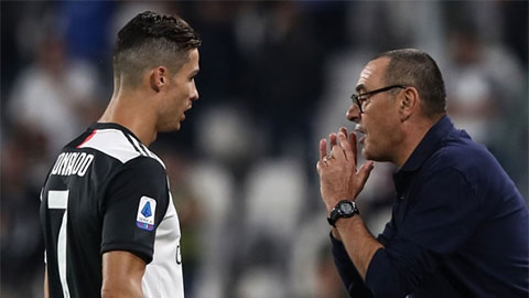 Nói chuyện Quả bóng Vàng, HLV Sarri khiến Ronaldo 'mát mặt'