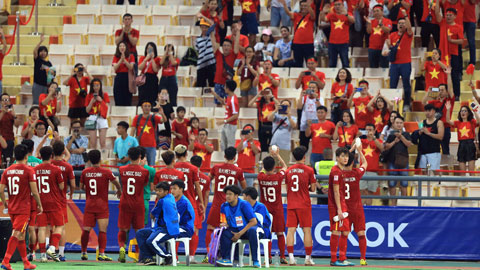 Các cầu thủ U23 Việt Nam cảm ơn CĐV sau trận đấu với U23 Triều Tiên tối qua	 Ảnh: MINH TUẤN