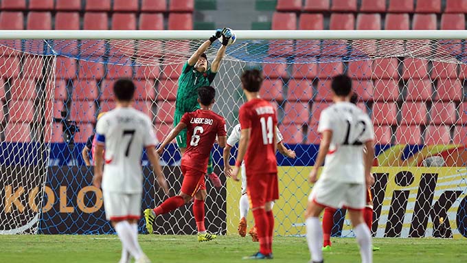 Nhưng sai lầm của Tiến Dũng khi bắt bóng đã mở đầu cho một kết cục tệ hại của U23 Việt Nam