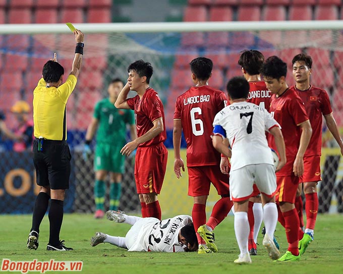 Đình Trọng nhận thẻ vàng sau một pha tranh chấp bóng bổng bình thường với cầu thủ U23 Triều Tiên. U23 Việt Nam chịu quả đá phạt cách cầu môn khoảng 27 mét 