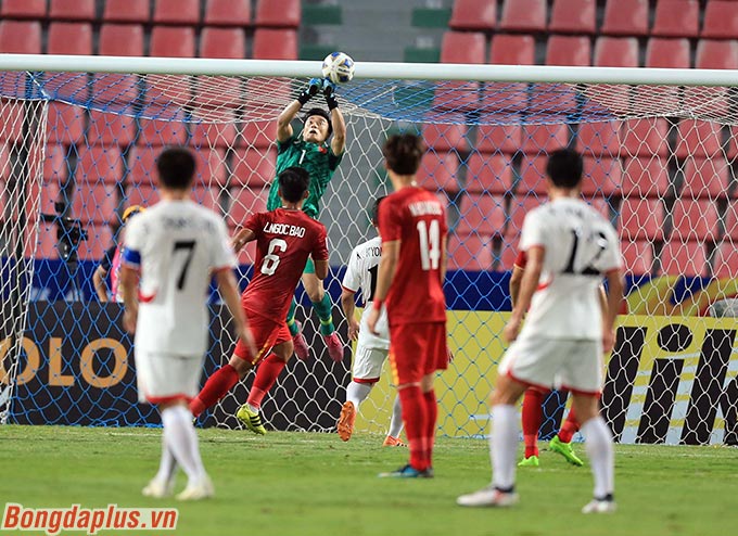 Thủ môn Tiến Dũng đấm bóng không chính xác sau quả đá phạt này dẫn đến việc U23 Việt Nam thủng lưới. 