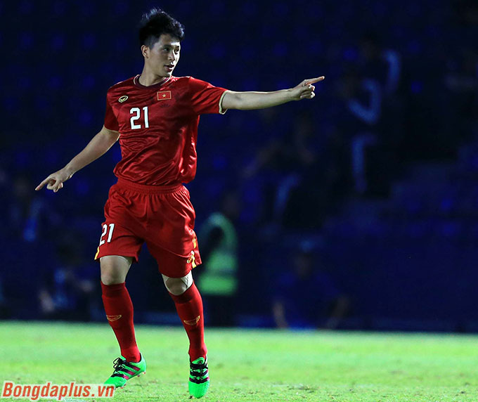 Đình Trọng cho thấy sự khác biệt về đẳng cấp phòng ngự so với phần đông còn lại nơi hàng thủ của U23 Việt Nam - Ảnh: Minh Tuấn 