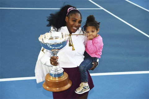 Serena cùng con gái lên bục nhận cup vô địch ở Auckland