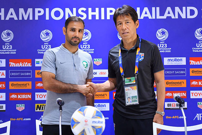 HLV của U23 Saudi Arabia (trái) dè chừng U23 Thái Lan