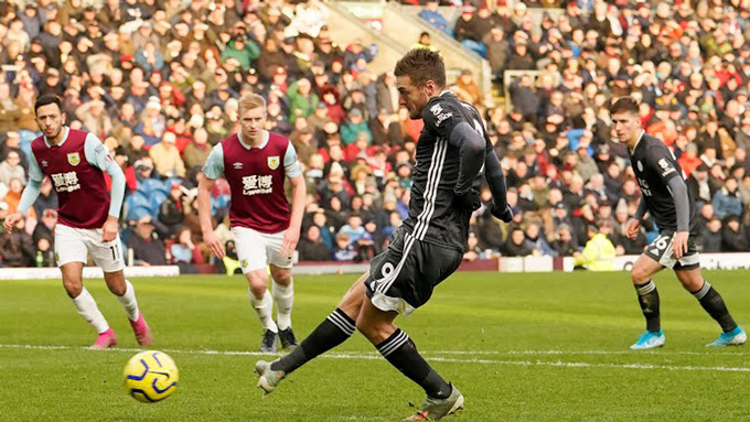 Vardy đá hỏng phạt đền ở phút 65 khiến Leicester thất thủ 1-2 trên sân của Burnley